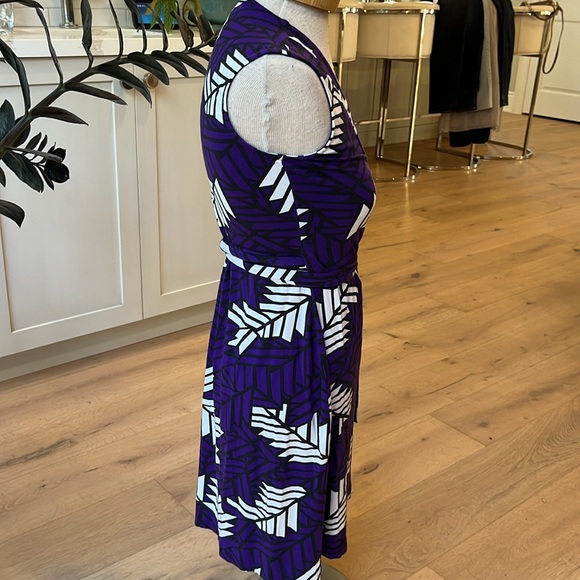 VGUC Diane Von Furstenberg sleeveless purple black and white wrap dress - Picture 5 of 12